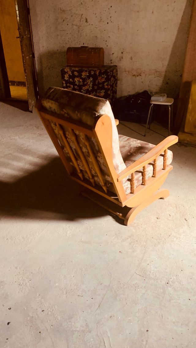 Sedia a dondolo in legno floreale vintage