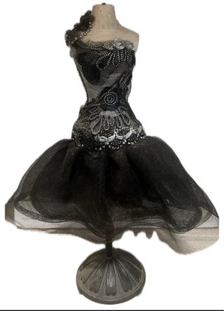 Mini Maniquí Vestido Negro Elegante