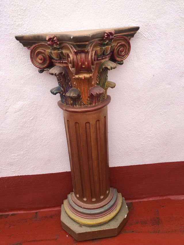 Peana de escayola decorada