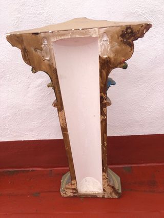 Peana de escayola decorada