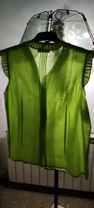 Blusa verde sin mangas con volantes