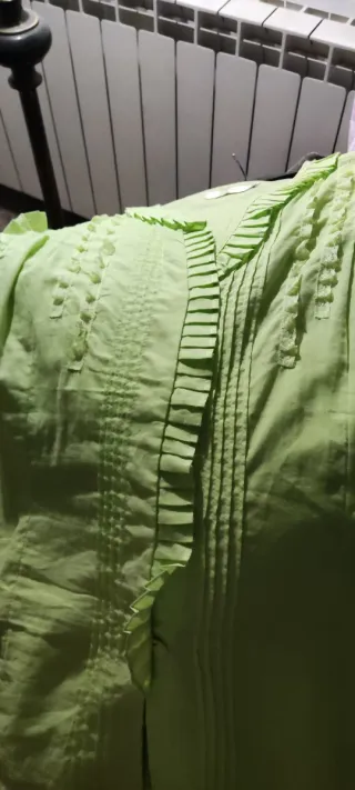 Blusa verde sin mangas con volantes