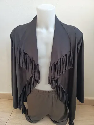 Chaqueta negra con flecos