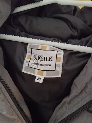 Abrigo SikSilk Gris con Capucha y Pelo