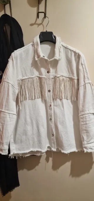 Chaqueta vaquera blanca con flecos
