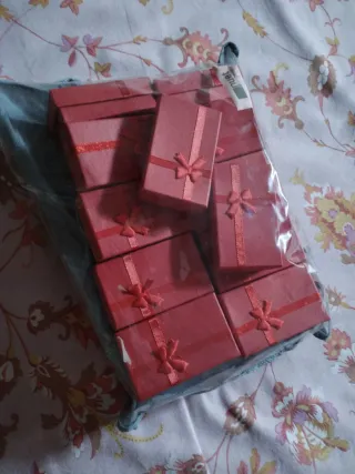 Scatoline rosse per gioielli