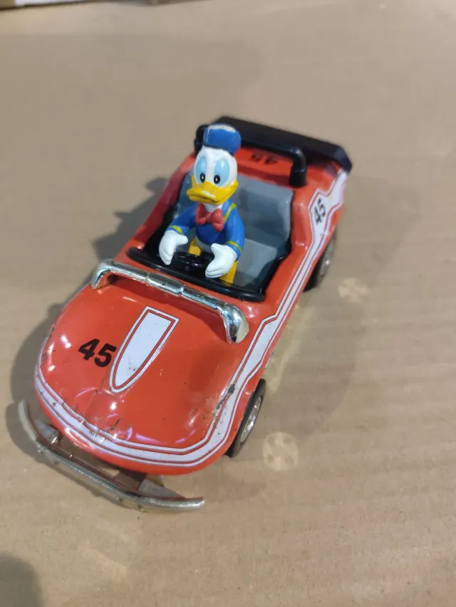 Coche de carreras Pato Donald Disney