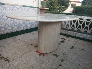 Mesa ovalada
 de mármol