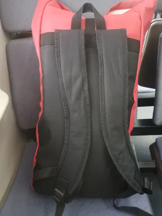 Mochila impermeable roja.
