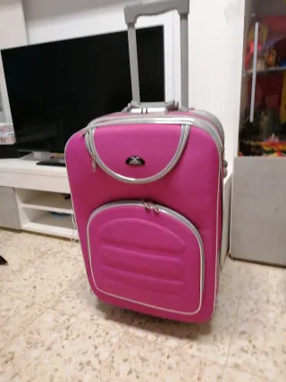 Maleta de viaje rosa con ruedas