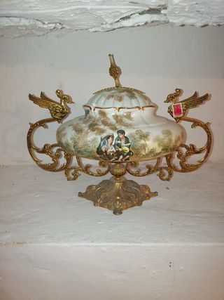 Jarrón antiguo con figuras y aves doradas