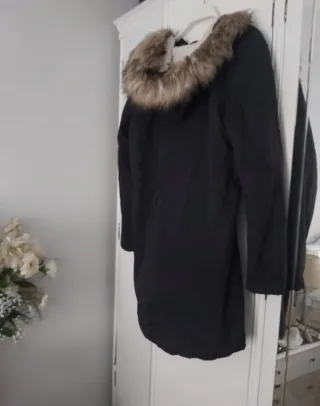 Chaqueta negra con capucha y pelo