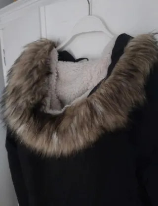 Chaqueta negra con capucha y pelo