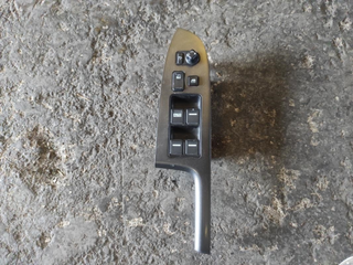 Mando elevalunas delantero izquierdo C8HHH4C