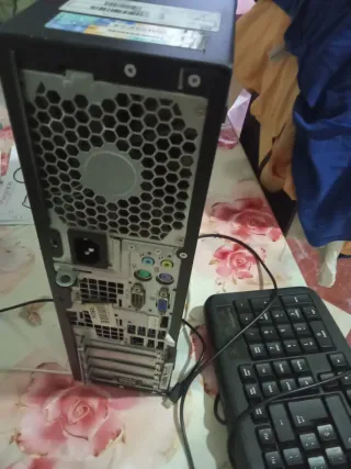 Torre HP Negra teclado y comandero 