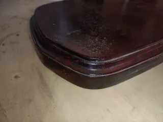 Peana de madera oscura