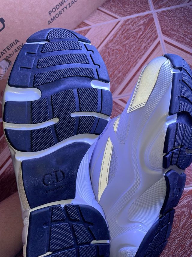 Scarpe da ginnastica bianche e grigie