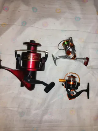 3 carretes de pesca (1 grande, 2 pequeños)