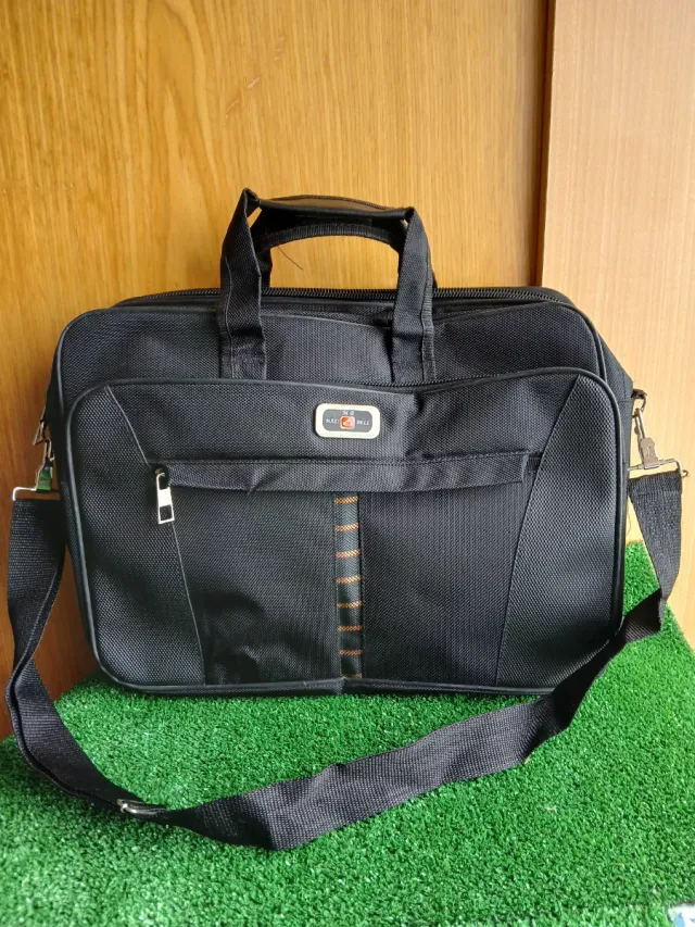 Maleta negra con varios compartimentos