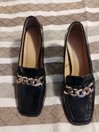 Scarpe donna nere con catena oro
