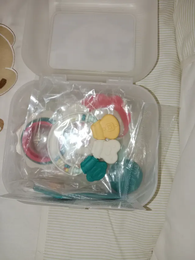 Caja con mordedores y sonajeros para bebé