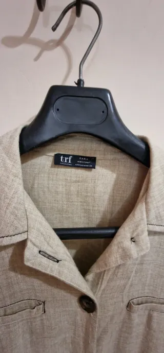 Sobrecamisa beige con cordón ajustable
