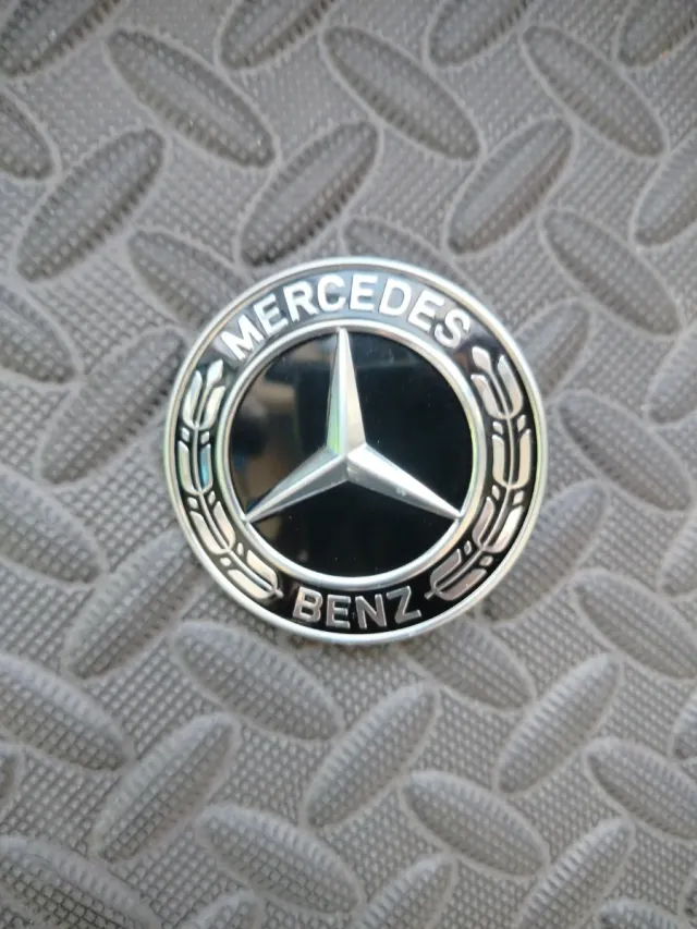 Emblema Mercedes Benz Capó Negro