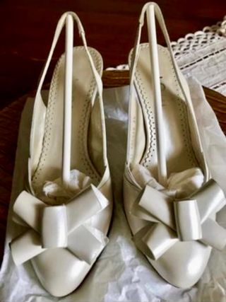 Zapatos de tacón blancos con lazo