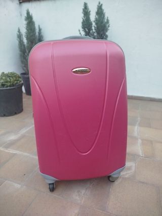 Maleta de viaje Gabol. 