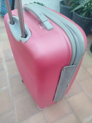 Maleta de viaje Gabol. 