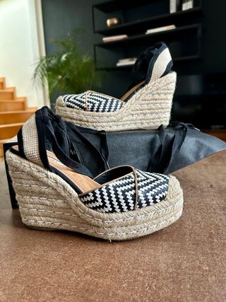 Cuñas de esparto con estampado zigzag