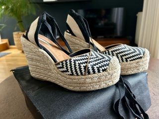 Cuñas de esparto con estampado zigzag