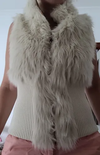 CHAQUETA SIN MANGA CON PELOS.