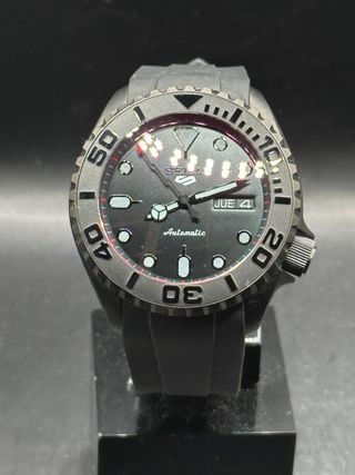 Reloj Seiko Modificado Negro/Rojo
