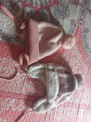 Cappelli da bambina rosa e bianchi