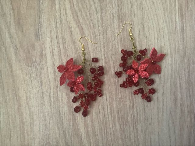 Pendientes con flores tono rojo