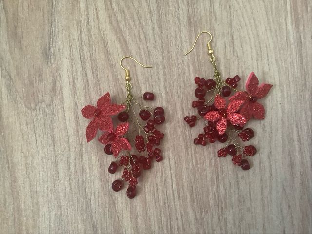 Pendientes con flores tono rojo