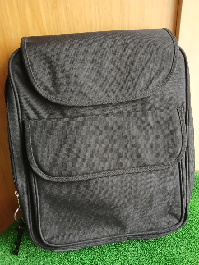 Bolso negro resistente y práctico