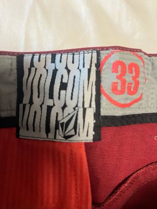 Pantalón corto Volcom rojo talla 33 EEUU