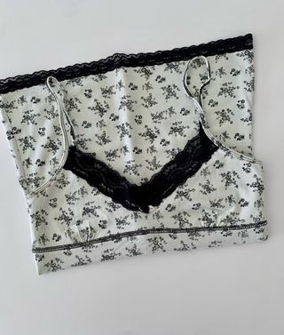Top estilo romántico  Bershka con encaje negro