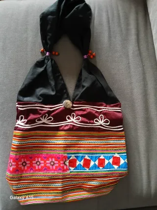 Bolso de tela multicolor con abalorios