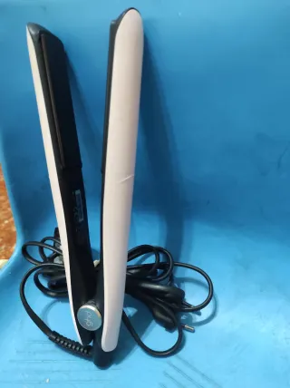 Plancha de pelo ghd rosa y negra