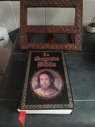 Atril de madera y Biblia. 
