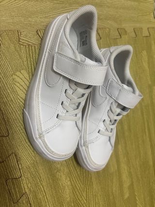 Zapatillas Nike niño/niña Talla 38,5. Sin estrenar