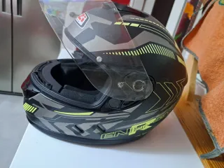 Casco de moto negro y amarillo talla L