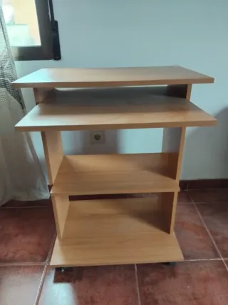 Mesa de ordenador con ruedas