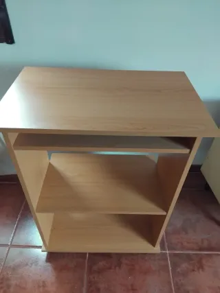 Mesa de ordenador con ruedas
