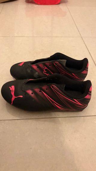 Botas de fútbol Puma negras y rosas