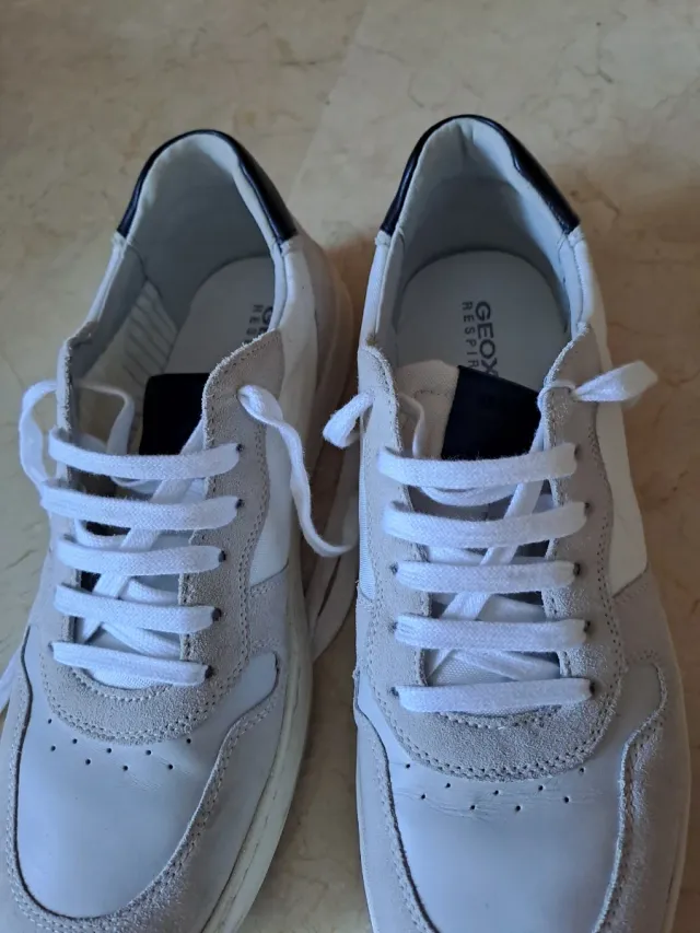 Zapatillas Geox grises y blancas