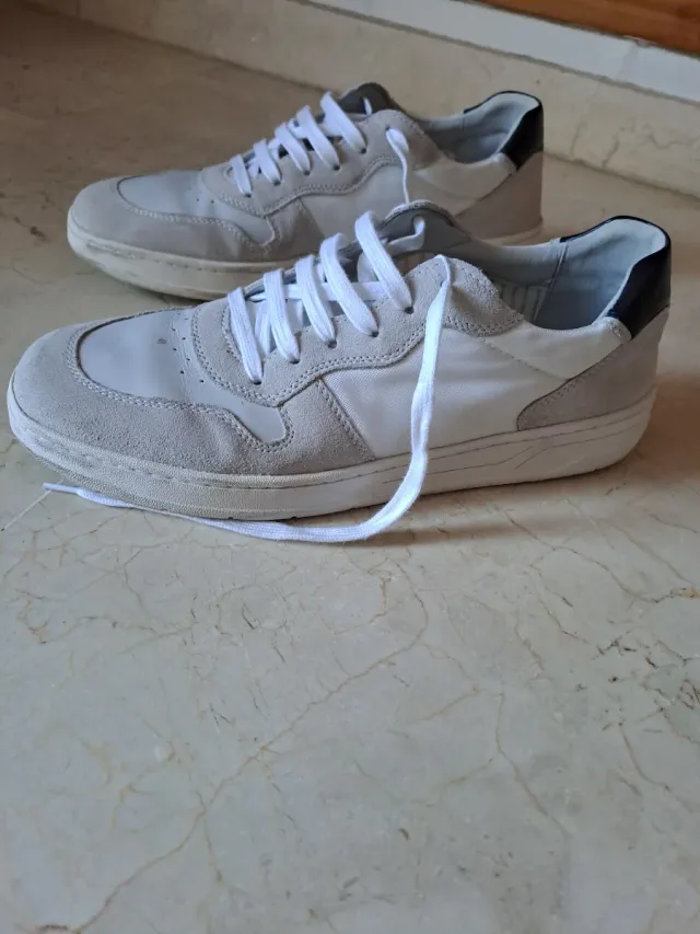 Zapatillas Geox grises y blancas